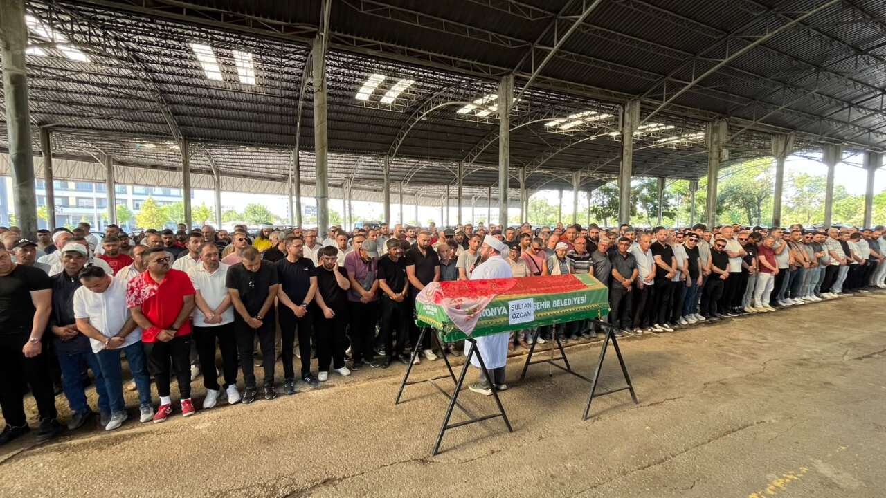 Kırmızılı Kadın'a hüzünlü veda! Konyalılar son yolculuğunda yalnız bırakmadı 14